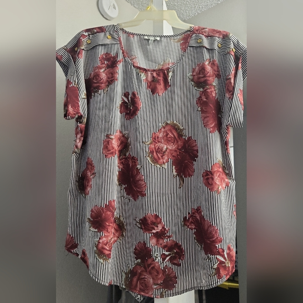 Rose print blouse with button accents size 2x